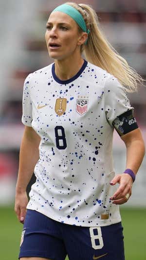Julie Ertz con el brazalete de capitana.  Julie Ertz
