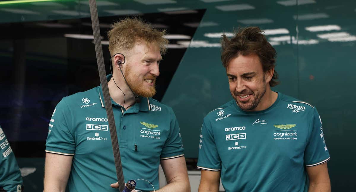 Mikey Brown, mecánico jefe del coche de Fernando Alonso, y el piloto español. /Aston Martin