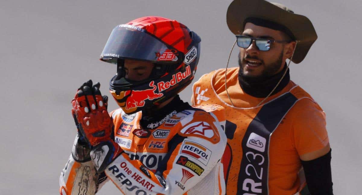 Marc Márquez se disculpa con los aficionados de Portimao tras el accidente con Miguel Oliveira./REUTERS