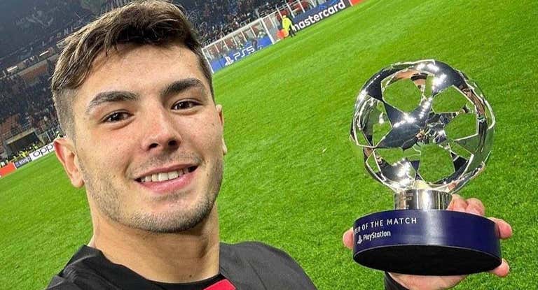 Brahim con su premio a mejor jugador del partido.