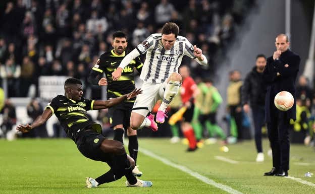 Chiesa durante el encuentro ante el Sporting.  REUTERS