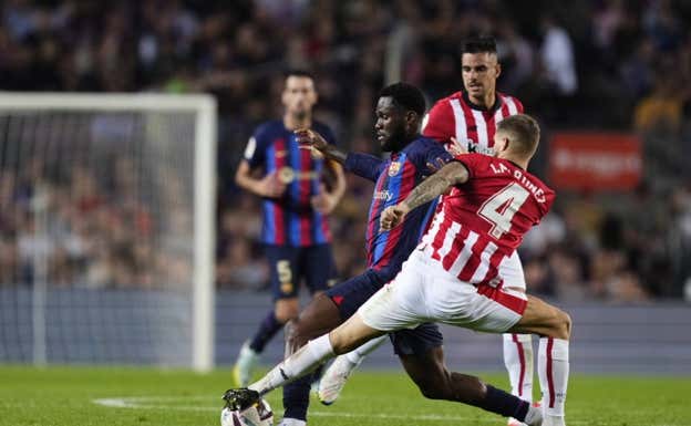 Íñigo Martínez contra Kessie en el Camp Nou.  AFP