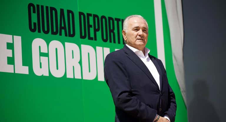 Rafael Gordillo posa junto el mural con su nombre en la nueva ciudad deportiva.