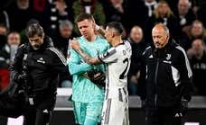 Wojciech Szczesny se retira del campo entre lágrimas tras unas molestias en el pecho