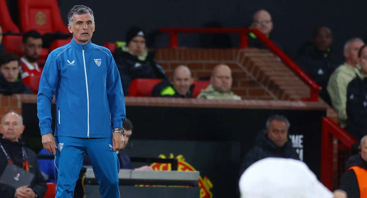 José Luis Mendilibar observa a un jugador del Sevilla.