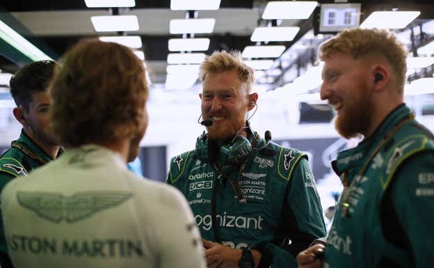 Mikey Brown y Matt Watson, con Sebastian Vettel durante la temporada 2022 de Fórmula 1.  Aston Martin