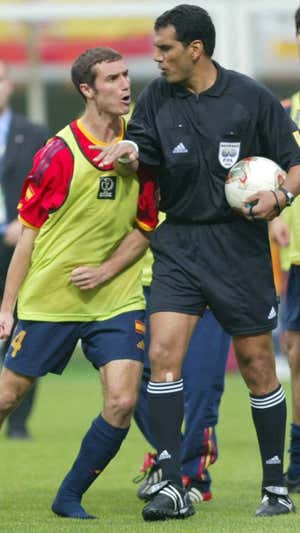 Helguera se queja a Al Gandhour en el Mundial 2002.  EFE