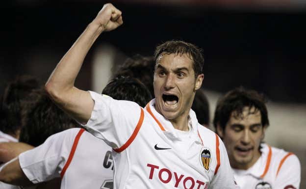 Helguera celebra un gol con el Valencia.  AP