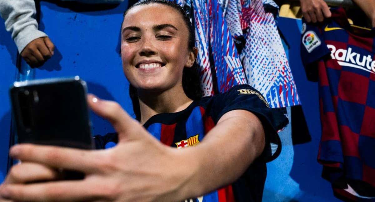 Engen, jugadora del Barça, se hace un selfi con aficionados.