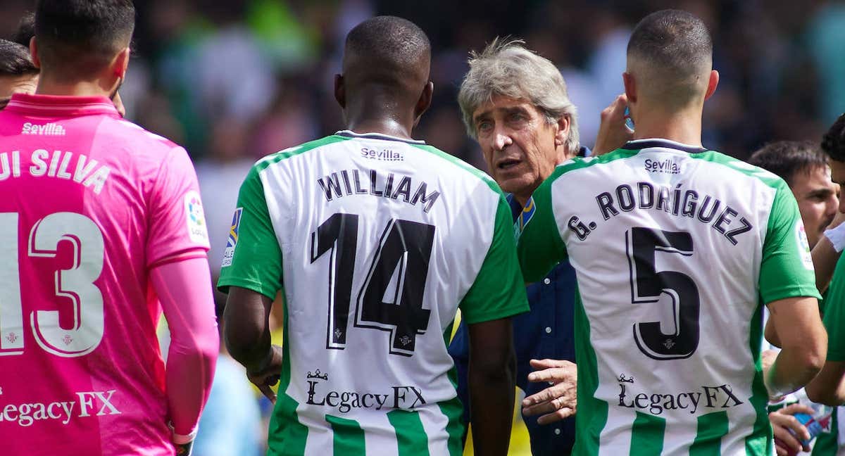 Pellegrini da instrucciones a William y Guido en el último partido del Betis./EP