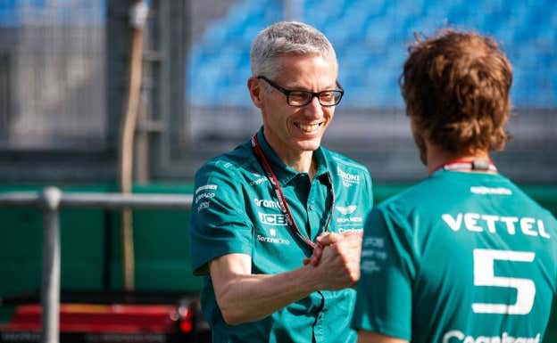 Mike Krack saluda a Sebastian Vettel durante la temporada 2022 de F1.  Aston Martin