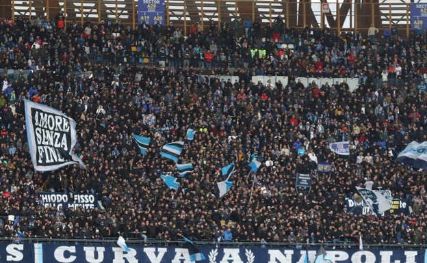 La Curva A, presente en el Maradona.  EFE