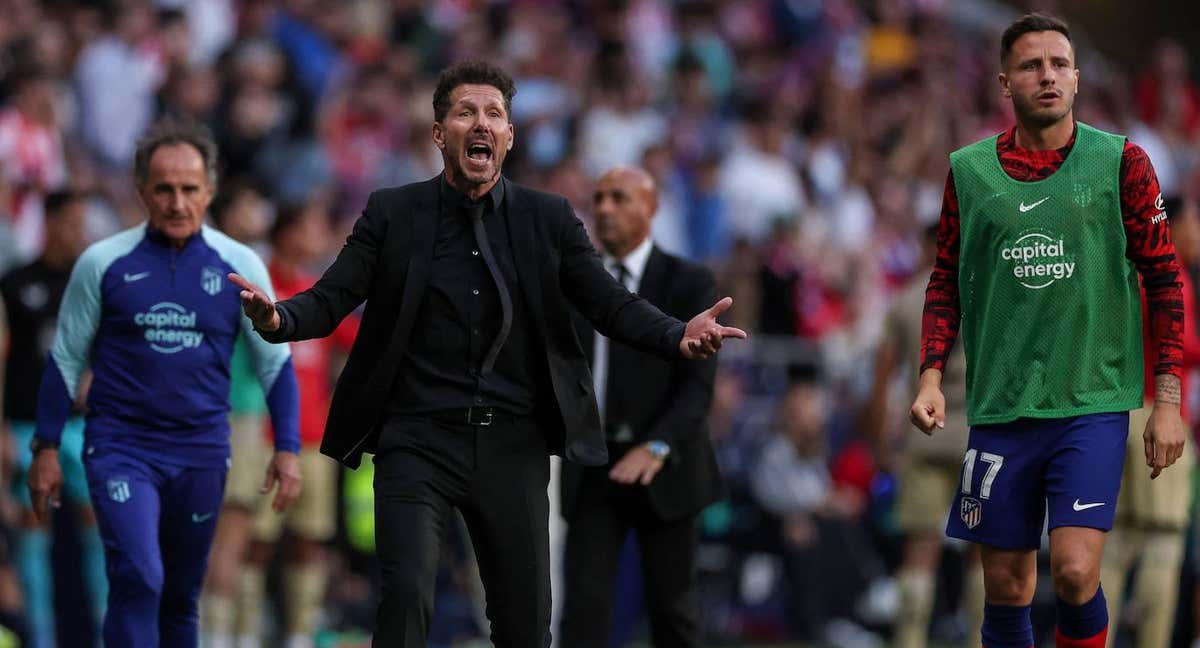 Diego Pablo Simeone, en un momento del Atlético de Madrid - Almería celebrado el domingo 16 de abril en el Metropolitano. /AFP