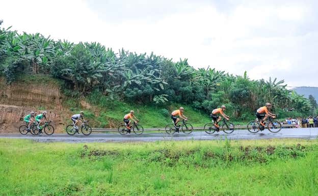 Una fila de ciclistas de Euskaltel-Euskadi, durante la Vuelta a Ruanda.  EUSKALTEL-EUSKADI / TOUR DU RWANDA