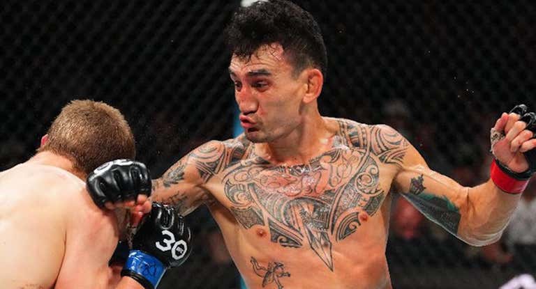 Max Holloway golpea a Arnold Allen durante su combate en el UFC Kansas City.
