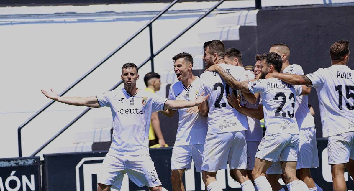 El Ceuta, celebrando su triunfo contra el Badajoz.