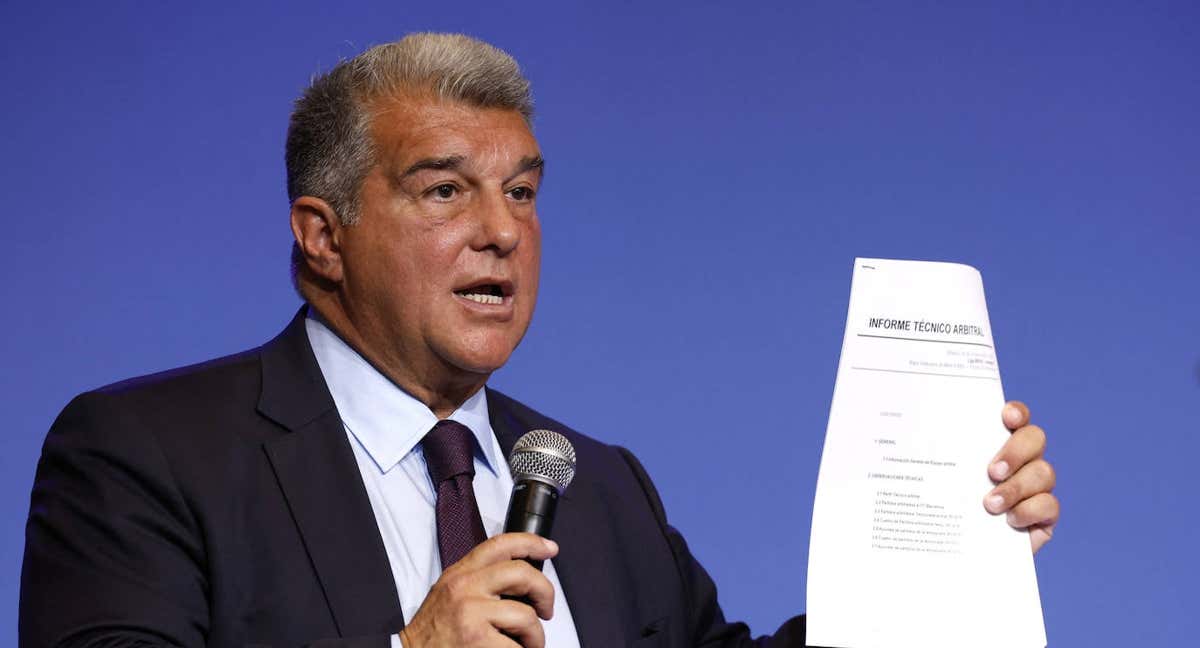 Joan Laporta muestra un informe durante la rueda de prensa.