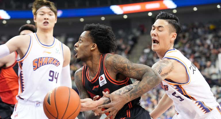 Imagen del partido entre los JIangsu Dragons y los Shanghai Sharks.