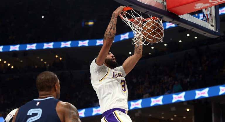 Anthony Davis machaca en la cancha de los Grizzlies.