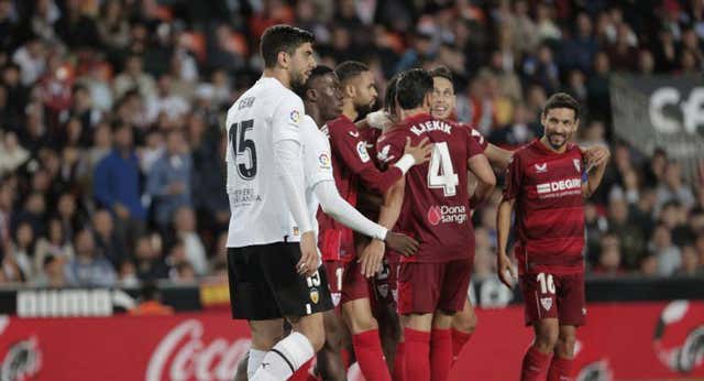 Un ambiente irrespirable y tres partidos para no descender: «Es ahora o nunca»