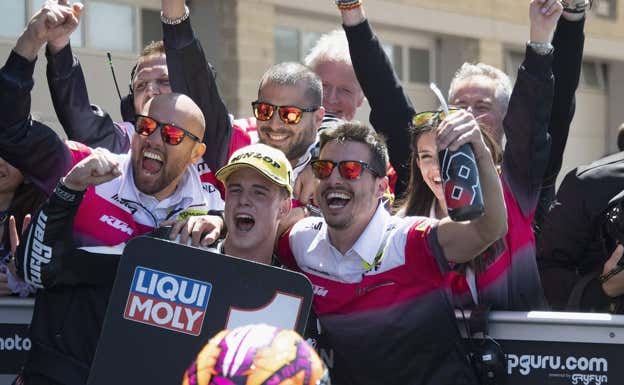 Iván Ortolá celebra su primera victoria en el GP de Las Américas de Moto3 2023.  AFP