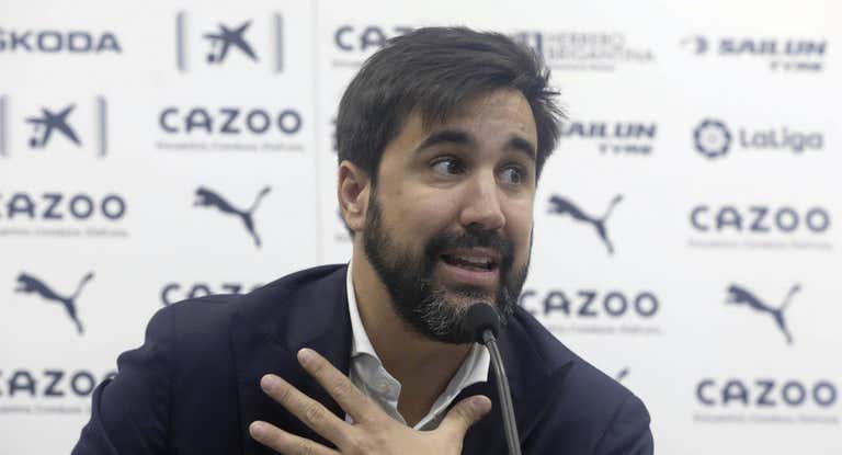 Javier Solís, en una rueda de prensa con el Valencia.