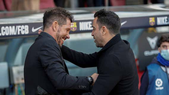 Simeone y Xavi se saludan efusivamente en un Barça-Atlético de Madrid de la temporada 21-22. /EFE