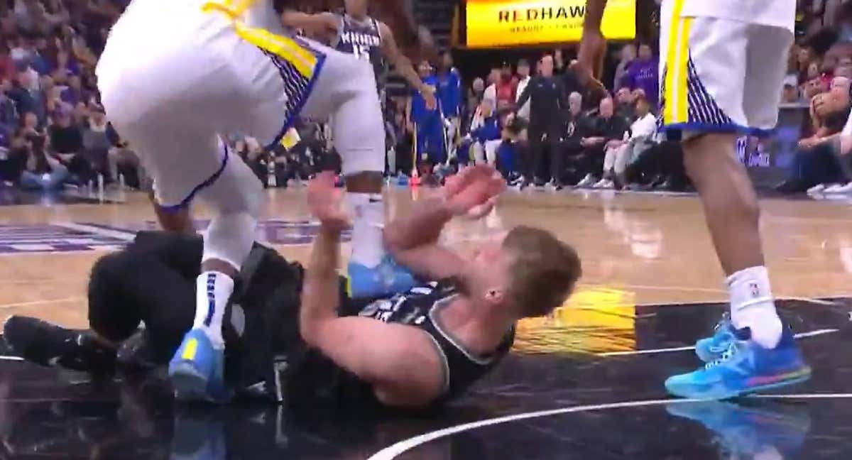 El momento del pisotón de Draymond Green a Sabonis./TNT