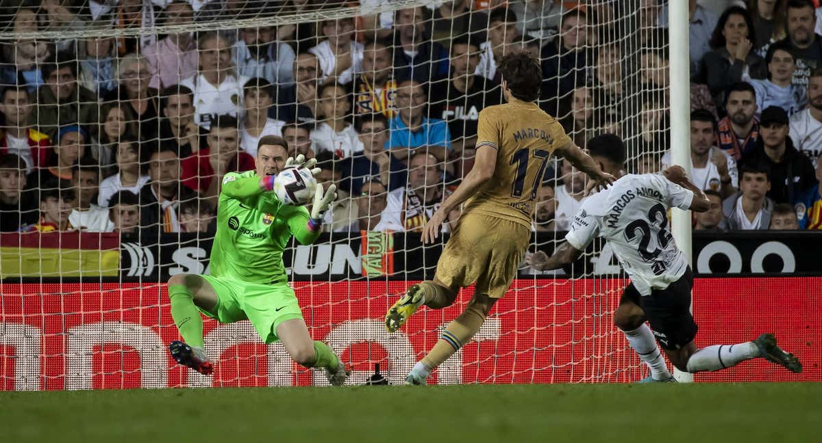 Ter Stegen detiene un disparo de Marcos André en Mestalla./AFP
