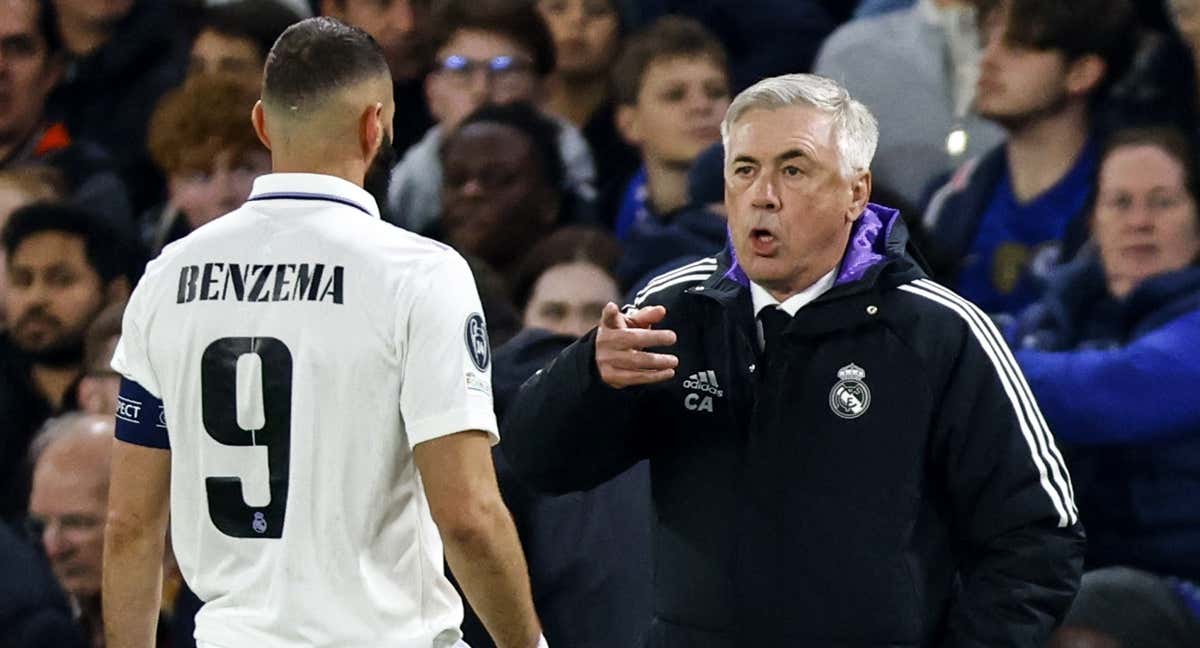 Benzema y Ancelotti hablan en el banquillo./EFE