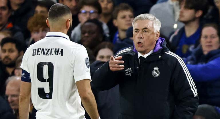 Benzema y Ancelotti hablan en el banquillo.