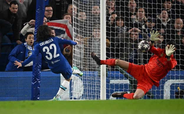 Paradón de Courtois a Cucurella.  REUTERS