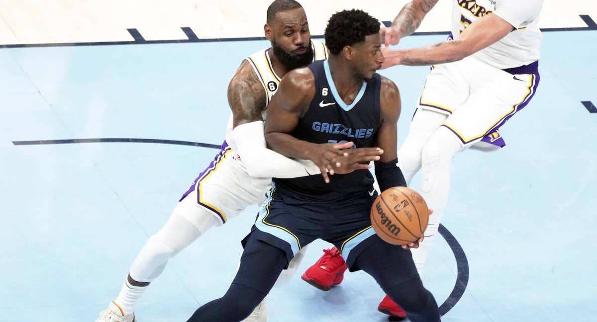 Jaren Jackson, defendido por Lebron James./EFE