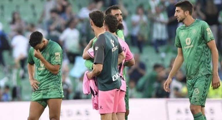 Martín Montoya rompe a llorar tras el final del partido.