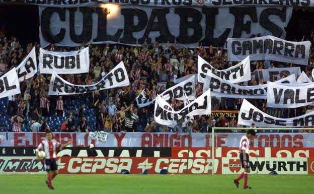 Imagen del Calderón, el 13 de mayo de 2000, en el partido ante el Sevilla después de consumarse el descenso a Segunda División la jornada anterior en Oviedo.  EFE