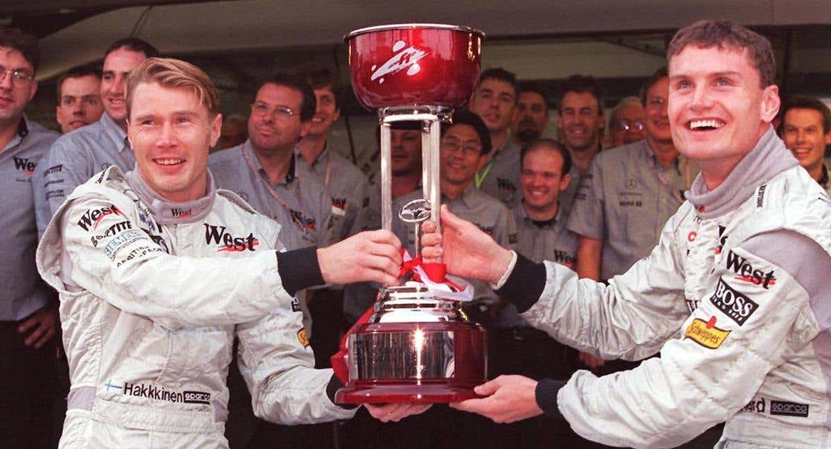 Mika Hakkinen y David Coulthard celebran sus dos podios en el GP de Japón de 1998. /Getty