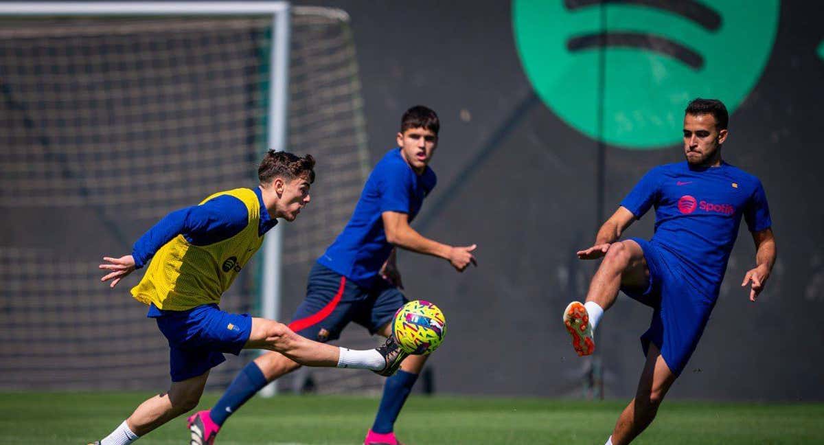 Pau Cubarsí, en el entrenamiento del primer equipo./FCB