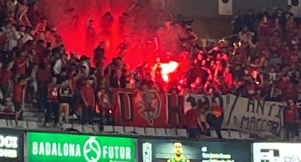 Momento en el que sacaron las bengalas los ultras del Hapoel. /@ktoln