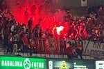 Caos en el Olímpico de Badalona: ¡bengalas y un ultra del Hapoel se tira desde la grada!