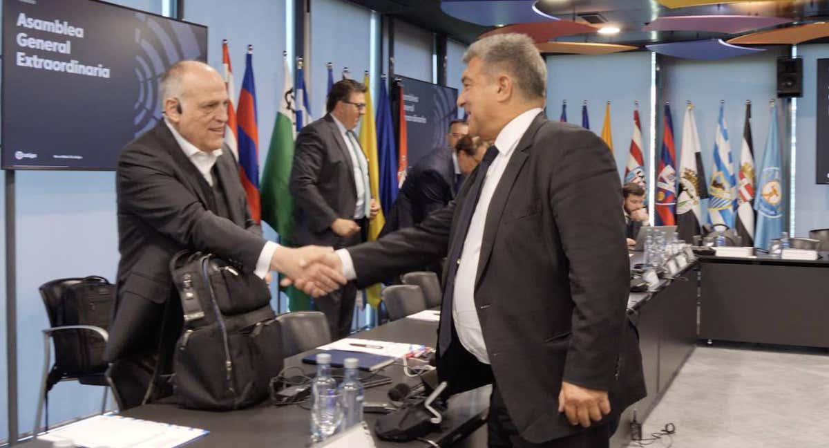 Joan Laporta saludando a Tebas en la Asamblea. /LaLiga