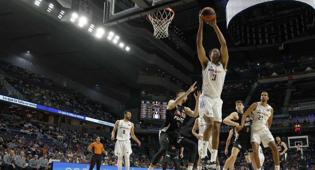 ANTHONY RANDOLPH CAPTURA UN REBOTE DURANTE EL ENCUENTRO FRENTE AL BÀSQUET GIRONA/ JUANJO MARTÍN / EFE