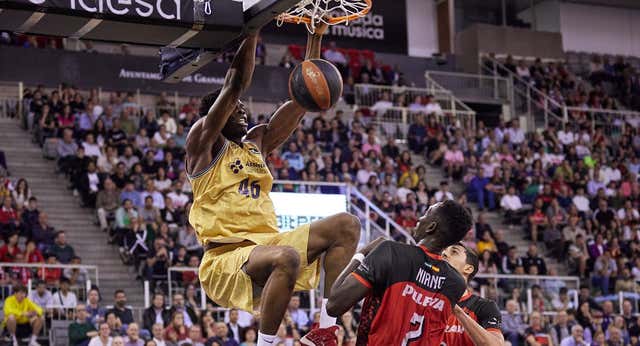 El Barça hace los deberes en Granada y mantiene el pulso con Cazoo Baskonia