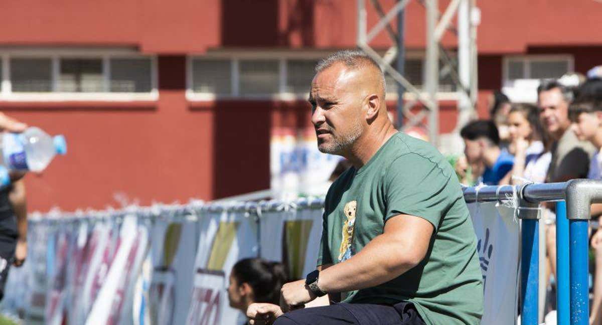 Randri García, el entrenador del Alhama, durante el partido que enfrentó a su equipo frente a la Real Sociedad. /LaLiga