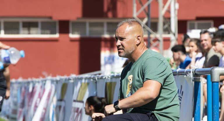 Randri García, el entrenador del Alhama, durante el partido que enfrentó a su equipo frente a la Real Sociedad.