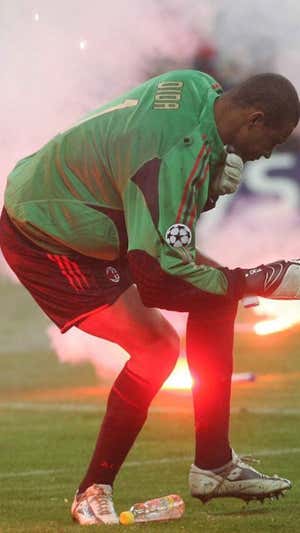 Dida tras recibir el impacto de una bengala.  EPA