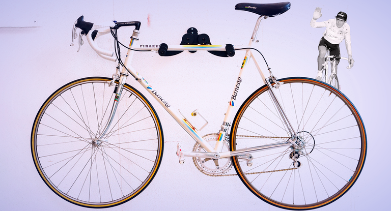 La bicicleta de Induráin en el Tour 1994, en la exposición de subastas en París.