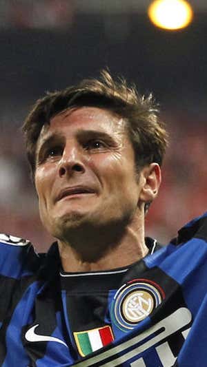 Zanetti llora tras ganar la Champions. REUTERS