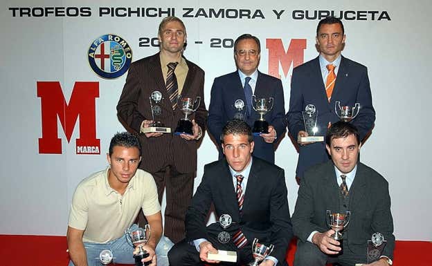 Fernández Hinojosa, abajo a la derecha, con su Trofeo Guruzeta en 2004. EFE