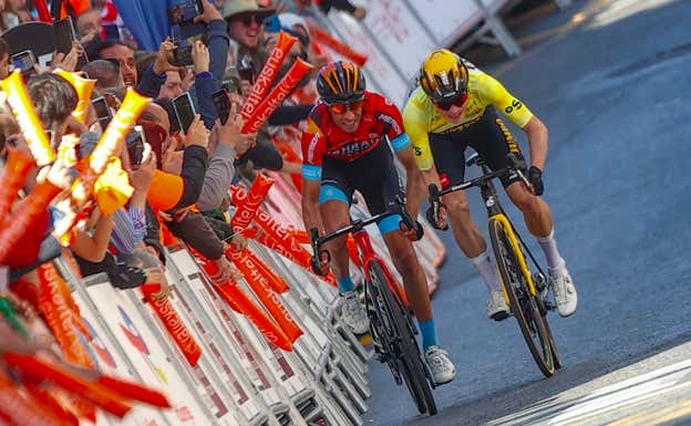 Mikel Landa (a la izquierda), jugándose una etapa de la Vuelta al País Vasco con Jonas Vingegaard.  BAHRAIN VICTORIOUS / SPRINT CYCLING