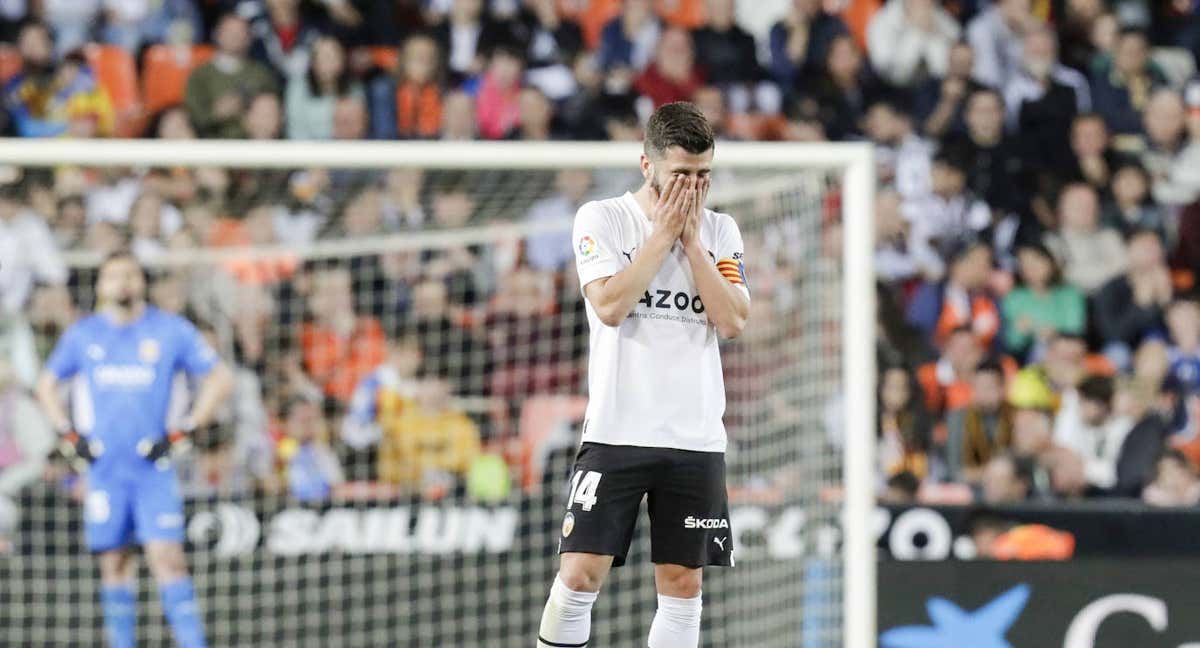 Gayà se lamenta durante el encuentro entre el Valencia y el Sevilla.